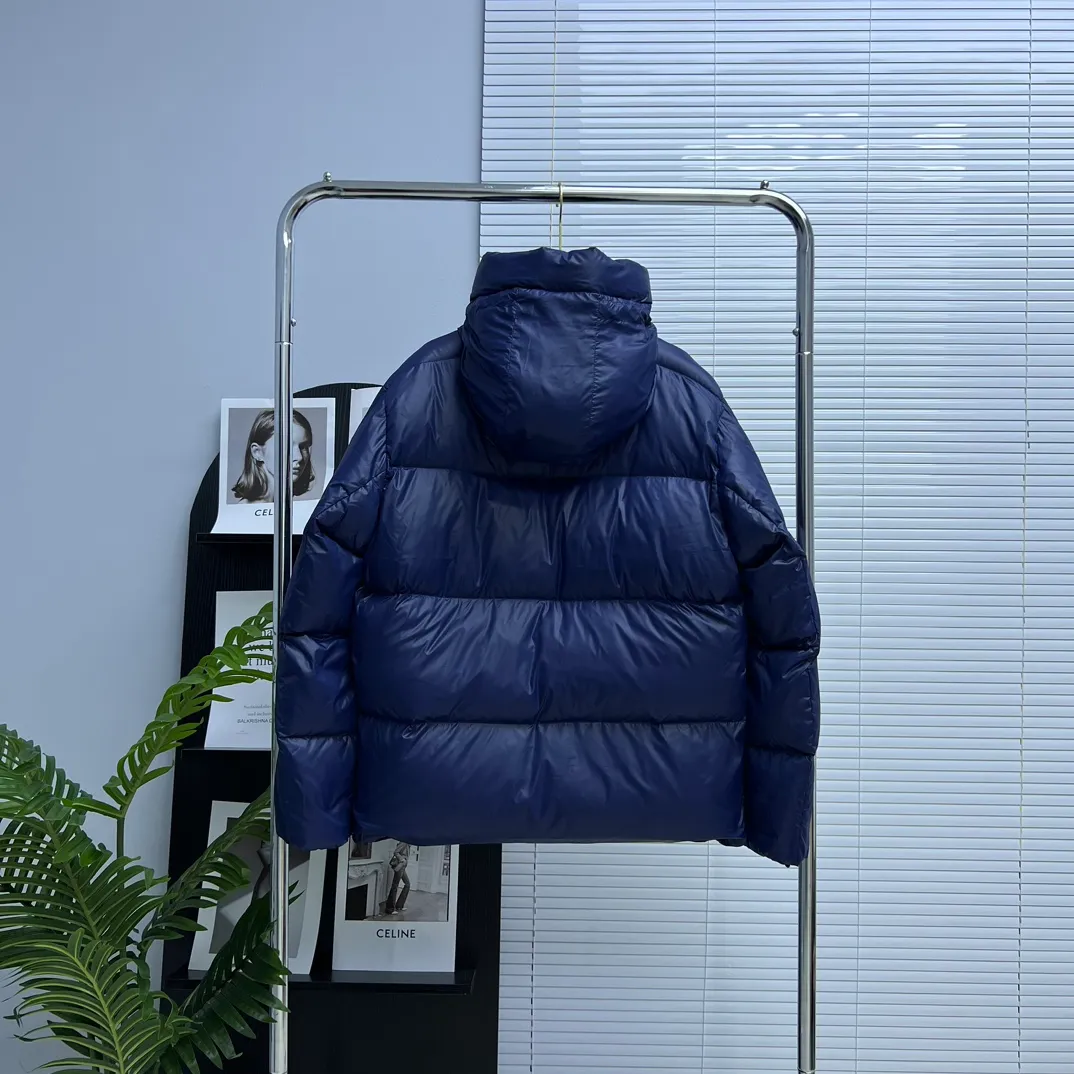 P760 𝘾𝘼𝙉𝘼𝘿𝘼 𝙂𝙊𝙊𝙎𝙀/Canada Goose 2023 Limited New Crofton Puff Down Jacket Pure Guangzhou Inspection 80 White Duck Down Filling‼  Top version, ceiling level‼ Crofton soft bread, the latest style in 2023, has a cold protection effect of up to level 4. It is made of recycled Feather-Light tear-resistant fabric. It is ultra-light and has no weight on the upper body at all! The unique black label highlights your temperament‼  Canada Goose, a Canadian brand, has always been recognized as the warmest down jacket. Various Instagram celebrities, Internet celebrities, and celebrities often wear it for street photos. I do Canada Goose every year, but I still can’t get rid of my love for geese. No matter how cold the winter is, there is no need to be afraid, because there are geese! Filled with 80% white duck down, Canada Goose is the legendary warmest down jacket and is known as a must-have for Arctic outdoor sports! The most popular down jacket in the world, celebrities are rushing to buy it, it is a must-have! Same style for men and women Size: S~XXL